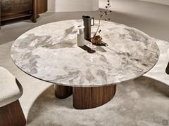 Table de masse dans la version ronde de 160 cm avec plateau en marbre Camouflage et base en frêne teinté noyer