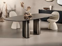 Table de masse dans la version avec plateau en verre fumé cuit, caractérisée par une surface texturée et irrégulière. Remarquez que dans la version avec plateau en verre (transparent et cuit), les deux éléments de la base sont plus espacés.