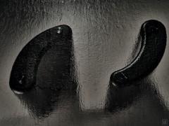 Détail du double socle en forme de vague avec plateau en verre de terre cuite fumé