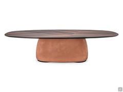 Table Botero dans la version façonnée en bois de type "Y", avec des bords biseautés et des inserts contrastés sur le plateau. La base est en argile de Marrakech AR11 spatulée.