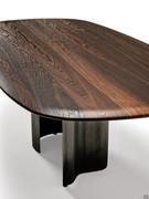 Variante en chêne brûlé du plateau en bois de la table Papelito