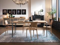 Salle à manger de style industriel doux meublée d'une table rectangulaire Belem avec plateau en chêne massif naturel, de chaises Carmen en bois et d'un buffet Palmar.