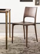 Détail des pieds en métal oxydé bronze associé au plateau en chêne massif de 4 cm d'épaisseur teinté Café avec bord façonné