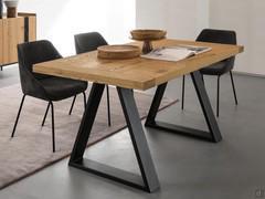 Les formes épurées et essentielles font de la table Caracas un complément polyvalent qui peut être utilisé comme table de salle à manger, dans les espaces de vie, ou pour un usage "contractuel" en tant que table de réunion informelle.