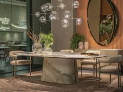 Salle à manger aménagée avec la table Napoléon au centre, toute revêtue de céramique Keramik KM18 et de marbre Borghini Calacatta mat. Chaises Greta et buffet Dynasty assorti