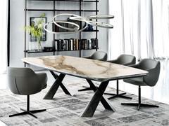 Table Mad Max dans la version avec plateau en céramique Keramik soutenue par un important sous plateau aux angles biseautés en laqué gris brossé mat assorti à la base en acier.