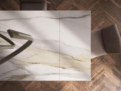 Vue de dessus du plan en pierre polie Keramik KM06 Marble Golden Calacatta, avec extension en couleur extraite. Sur les extensions de la pierre, il y a une continuité de la veinure avec le dessus.