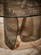Détail des bases incurvées de la table Lens, également en verre cuit assorti au plateau.