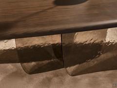 Détail du plateau, avec des bords arrondis en bois massif, et de la base en verre cuit, avec un effet de matière spécial.