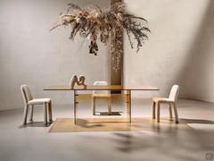 Table rectangulaire Jared en verre martelé avec une surface ondulée caractéristique, ici proposée en Ambre dégradé - également disponible dans d'autres couleurs