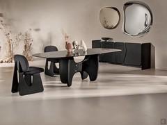 Les versions avec un plateau en verre ou en verre cuit peuvent être configurées avec une base en bois, en pierre marbrière ou en pierre d'onyx.