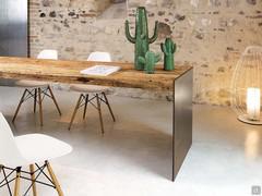 Table en bois Florian, avec plateau en chêne séculaire naturel et socle en métal bruni