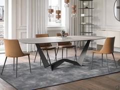 Table Winner avec base en métal laqué gris charbon et plateau en grès cérame effet travertin argent