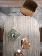 Détail du plateau façonné en tonneau en grés V022P travertin argent