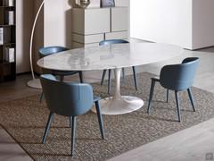 Table Saarinen au format elliptique 224 x 127 cm avec plateau en marbre Arabescato Vagli brillant et piétement en aluminium laqué blanc brillant