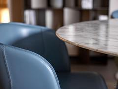 Détail du plateau en marbre avec bord biseauté