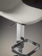 Détail d'un tabouret avec base en métal Bus recouverte de similicuir couleur tourterelle (base et repose-pieds non disponibles)