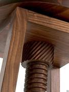 Détail de la structure sous l'assise en noyer naturel avec vis centrale pour le réglage en hauteur
