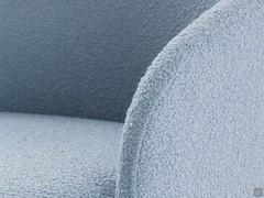 Détail du dossier incurvé et enveloppant 