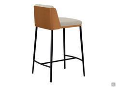 Vue arrière du tabouret Sangay, avec dossier en cuir incurvé et assise rembourrée recouverte de tissu ou de velours.