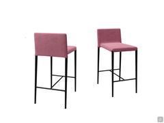 Vue avant et arrière du tabouret Depay avec revêtement en tissu hydrofuge Joint et structure métallique peinte en noir.