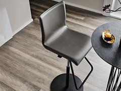 Détail de l'assise et du dossier monocoque avec surpiqûres assorties 