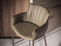 Le siège confortable offre un bon confort, notamment grâce au dossier et aux accoudoirs. L'attention portée aux détails est visible dès le premier coup d'œil. Tissus et cuirs de haute qualité avec finition extérieure.
