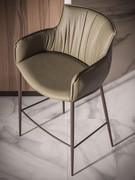 Les pieds du tabouret Rhonda de Cattelan sont reliés à un repose-pieds assorti sur trois côtés.