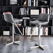 Tabouret Alex de Cattelan avec base à quatre branches en métal gaufré Titanium