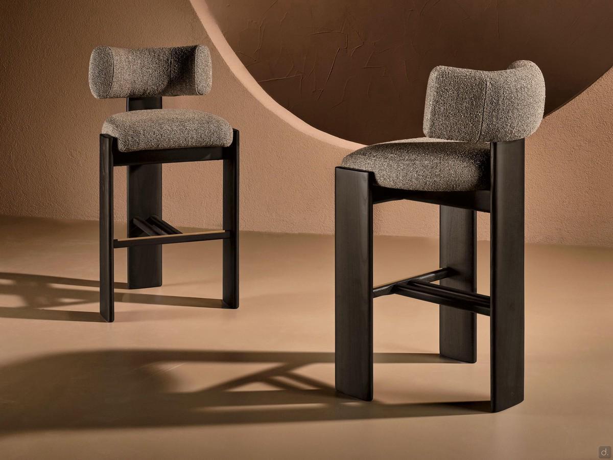 Tabouret de péninsule en bois et tissu lilas avec structure en frêne massif et dossier bas et incurvé