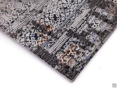 Détail de la moquette à poils courts à motifs dans les tons gris avec des points de couleur contrastés