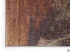 Vue de dessus du tapis Sibilla : les fils de viscose multicolores créent un motif abstrait moderne dans les tons orange brique, brun tourterelle et sable.