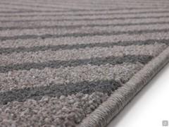 Détail de la robuste toison en fibres synthétiques à poils courts et de la bordure en fil de fer