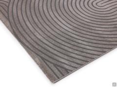 Détail du tapis à poils courts avec motif géométrique concentrique disponible en gris tourterelle ou en ivoire