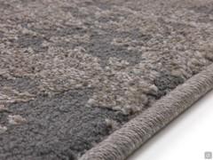 Détail de la robuste toison en fibres synthétiques à poils courts et de la bordure en fil de fer