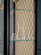 Détail du fond de la vitrine en cuir matelassé Epoch, disponible en option