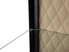 Détail du fond de la vitrine en cuir matelassé Epoch, un exemple clair de haute qualité des matériaux et de la main-d'œuvre