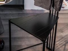 Ampia seduta in legno frassino verniciato nero