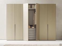 Armadio battente con unghiatura laccata Midley Wide nella finitura nobilitato polimerico Barré Nickel, con ante dall'effetto materico e metallico
