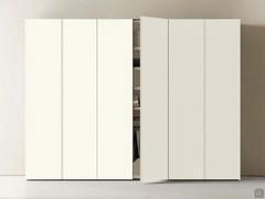 Midley Wide Fast battente con 6 ante in nobilitato bianco. Altezza cm 255,1 e profondità cm 61,2, attrezzabile con cassettiere, ripiani e tubi appendiabiti