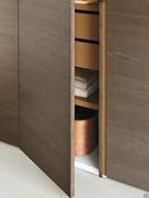 Il fondo della maniglia integrata può essere realizzato in tinta con la maniglia o a contrasto, in laccato opaco o metallizzato