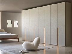 Armadio Indiana Pacific con maniglia integrata impreziosita dall'illuminazione LED incassata sul "fondo" della maniglia