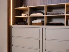 Particolare del modulo centrale con cassettiere in appoggio sormontate dal raster porta-camicie