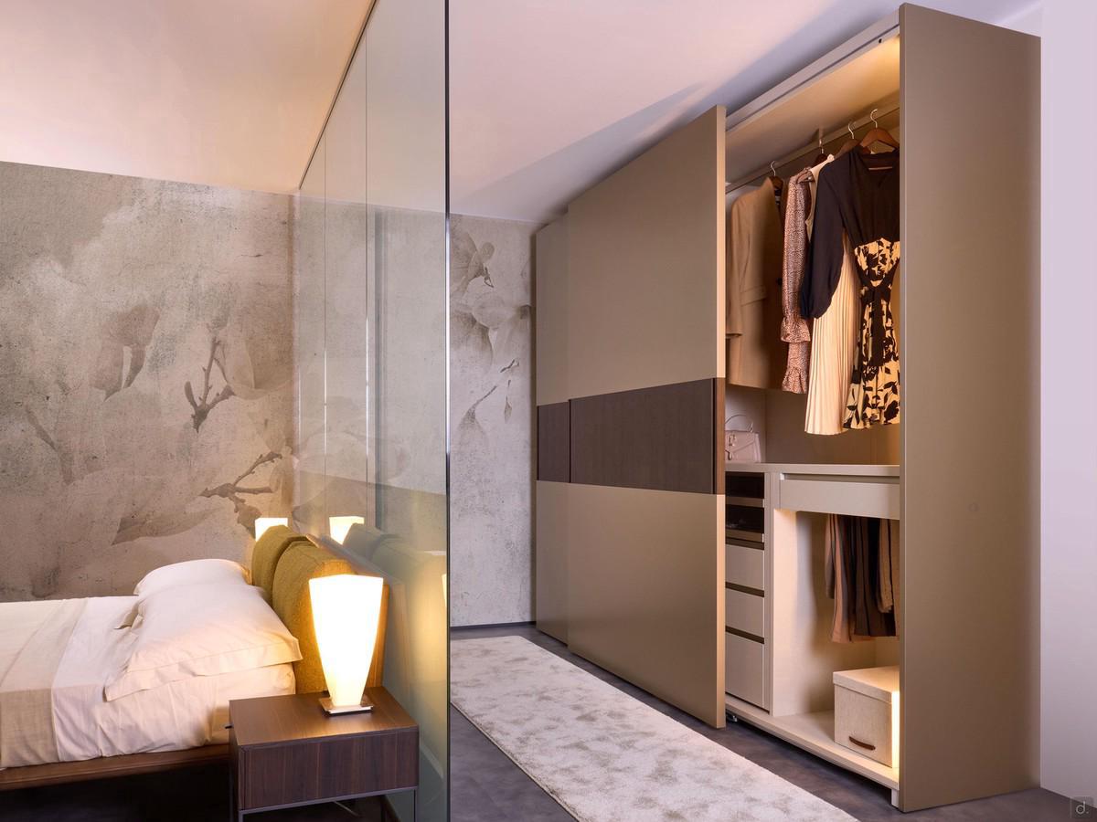 Armadio complanare a due ante scorrevoli Pacific in finitura laccato opaco Palladio con fascia centrale in rovere (modello anta non disponibile)