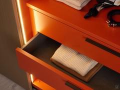Dettaglio della cassettiera Wide a terra, disponibile anche sospesa e con diverse modularità. L'interno dei cassetti è sempre in nobilitato effetto tessuto grigio lino