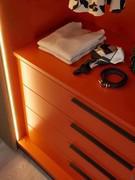 Dettaglio della cassettiera a terra a 4 cassetti, disponibile in altre altezze e modularità, sempre dotata di maniglia integrata in metallo verniciato umber shine