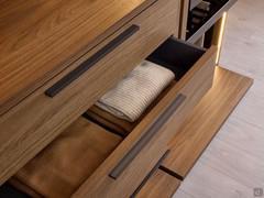 Cassettiera in nobilitato noce naturale con maniglia Z in metallo umber shine