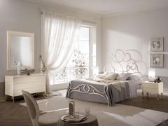 Gruppoletto con piedini in ferro Ghirigori, perfetto in abbinamento ai letti in ferro battuto della collezione Cantori (finitura struttura e piedini non disponibile)