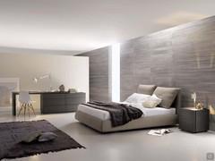 Comodino per zona notte in legno Oregon a 3 cassetti in finitura rovere grigio abbinato al comò a 6 cassetti