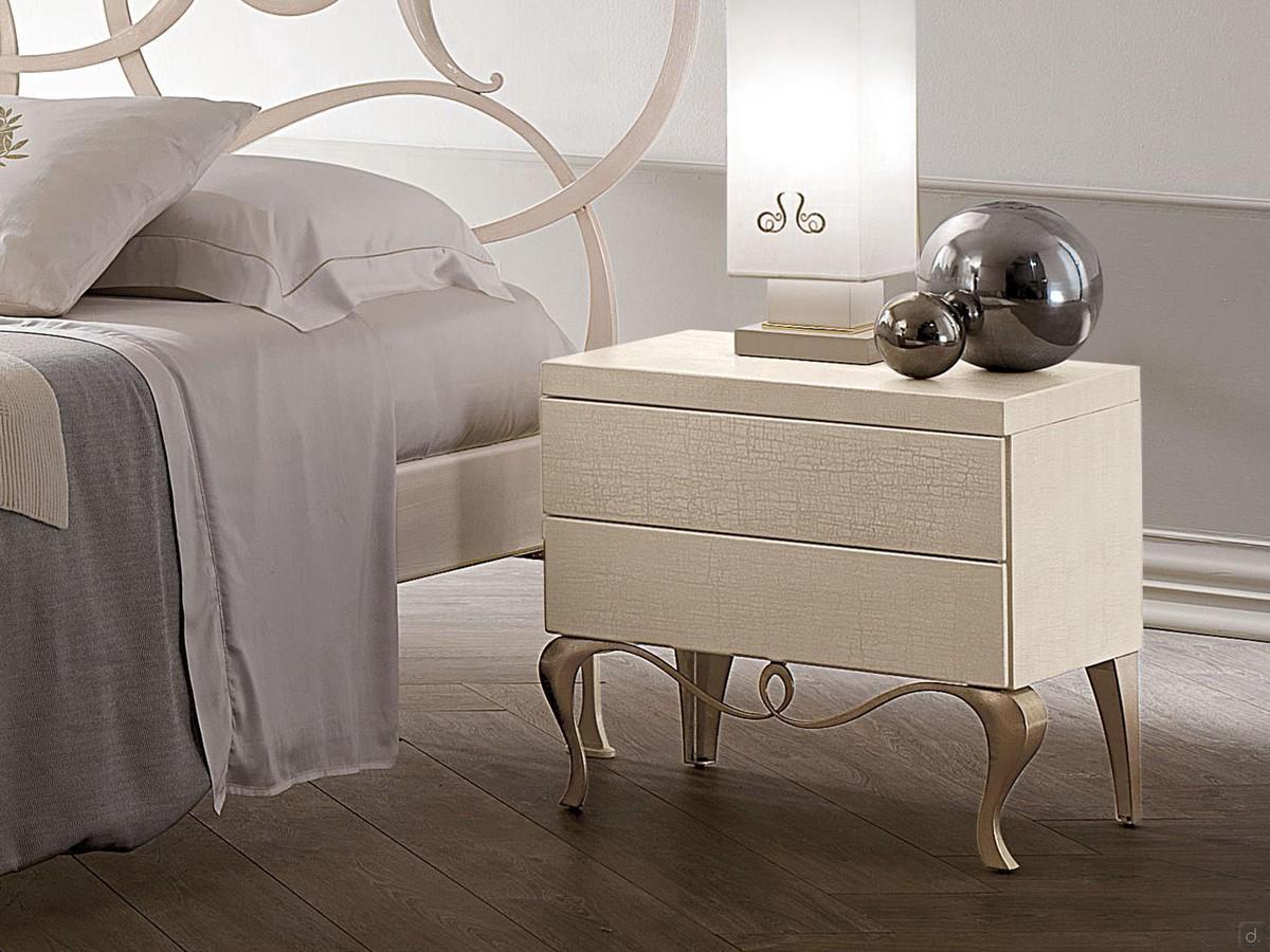Comodino con piedini in ferro Ghirigori di Cantori (finitura struttura e piedini non disponibile)